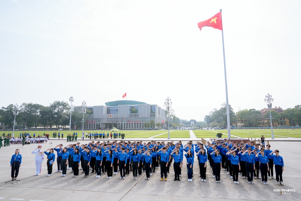 Lễ kết nạp Đoàn xúc động và tự hào tại lăng Chủ tịch Hồ Chí Minh